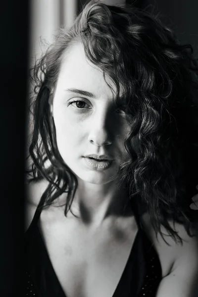 Kıvırcık saçlı, gürültü etkisi fotoğraf güzel bir genç kız portresi siyah ve beyaz.