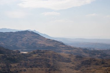 Issız dağ yolu tepeden görünüyor.