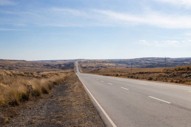 Sarı çizgileri olan ıssız dağ yolu.