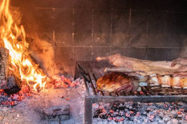 Kızarmış eti közle pişirmek