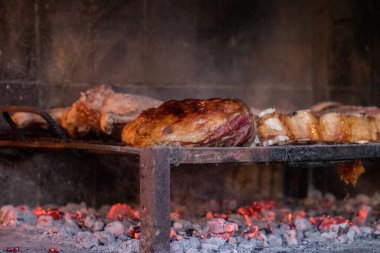 Kızarmış eti közle pişirmek