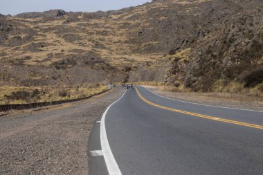 Motorsiklet ekibi dağ yolunda.
