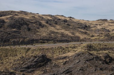 Dağ yolunda motosiklet grubu