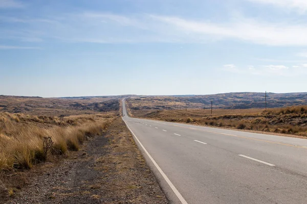 Sarı çizgileri olan ıssız dağ yolu.
