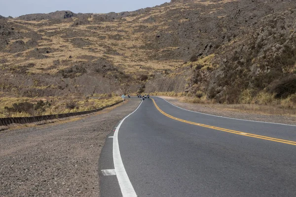 Motorsiklet ekibi dağ yolunda.