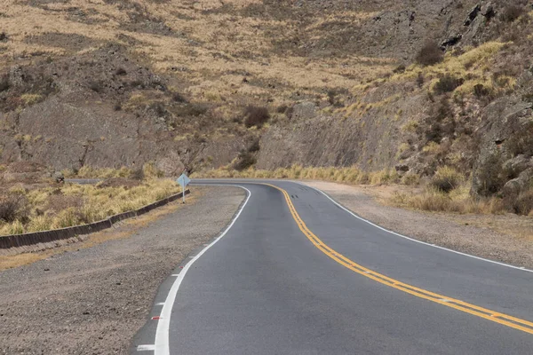 Sarı çizgileri olan ıssız dağ yolu.