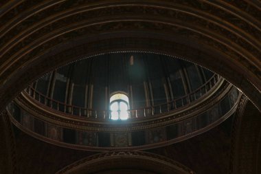 Işık, eski bir kilise kubbesinin küçük penceresinden içeri giriyor.