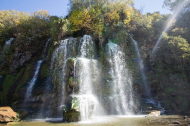 Kayalık bir dağda şelale