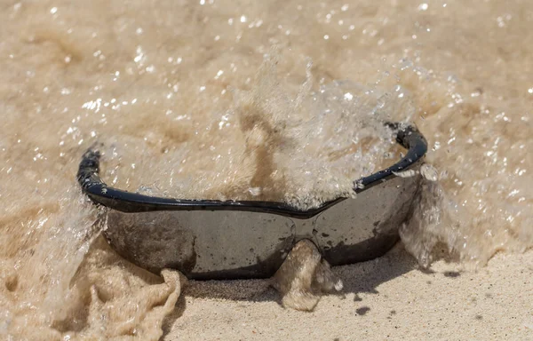 Gafas Sol Arrastradas Por Las Olas — Foto de Stock