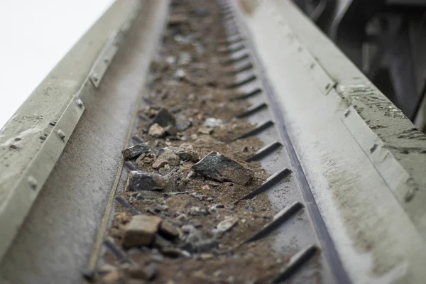 Pierres Concassées Sur Une Bande Transporteuse Chevron Photo De Stock