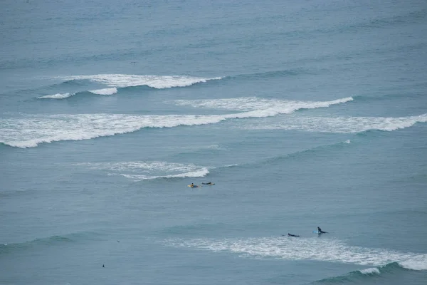 上から見るリマの海をサーフィンする人たちは — ストック写真