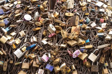 asma kilitler aşkın sembolü olarak zincirlerle kapatıldı