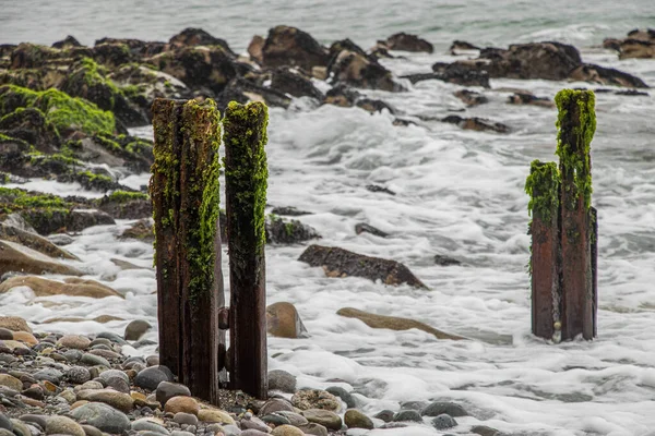 Viejos Hierros Oxidados Playa Rocosa Lima — Foto de Stock