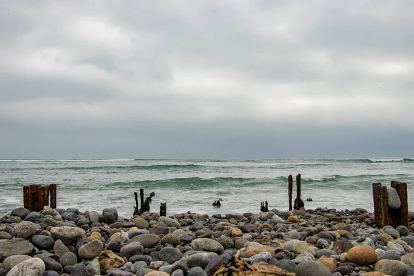 Oude Roestige Ijzers Het Rotsstrand Van Lima — Stockfoto