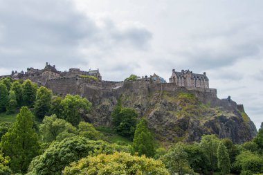 Edinburgh kalesi çok uzaktaki dağın tepesinde.