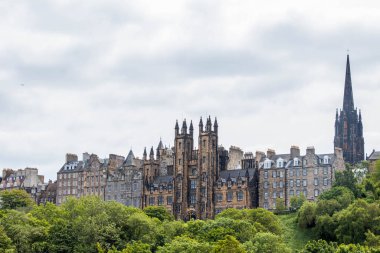 Edinburgh şehri ağaçların arkasında.