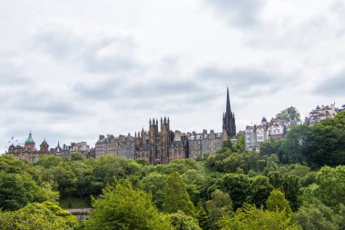 Edinburgh şehri ağaçların arkasında.