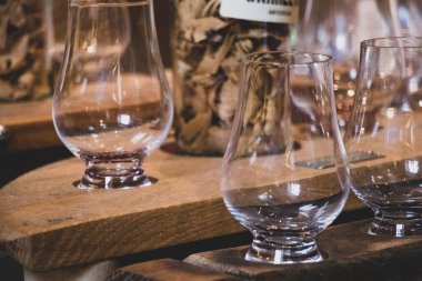 Ahşap masada boş bardak.