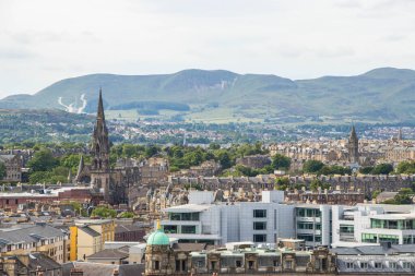 Tepeden şehir manzarası