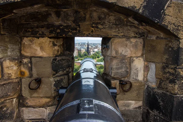 城からエディンバラ市を指す古い大砲 — ストック写真