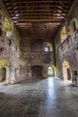 Eski terk edilmiş bir kalede taş duvarlar ve kırık duvarlar.