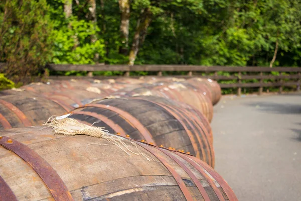 Botti Whisky Fuori Una Distilleria Scozzese — Foto Stock