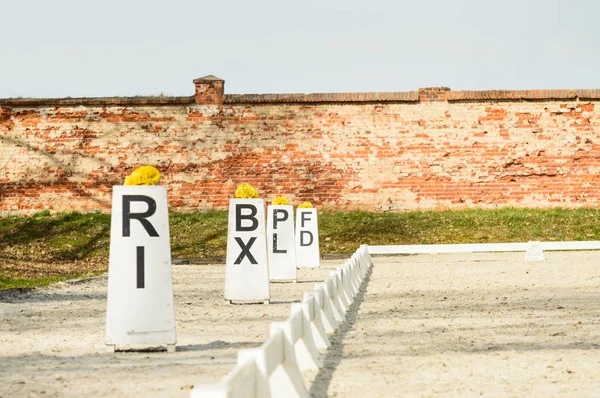 Häst ridning stabil, information rails för ryttare. — Stockfoto