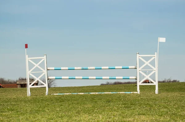 Obstáculo de caballo en la pista, competición de caballos . — Foto de Stock