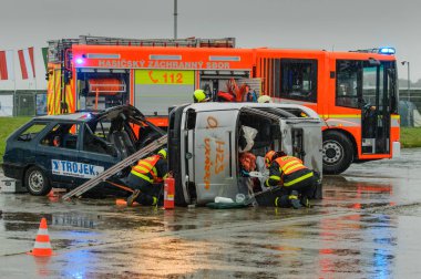 Kurtarma operasyonunu bir araba kazasında Ostrava egzersizleri.