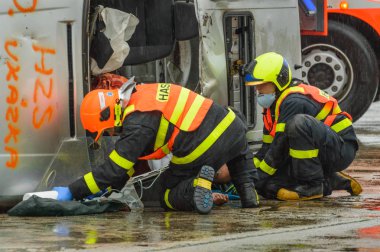 Kurtarma operasyonunu bir araba kazasında Ostrava egzersizleri.