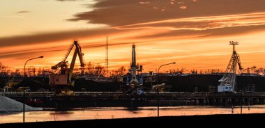 Termik santral, gün batımı kömür boşaltma bölgede nehir yatağında.