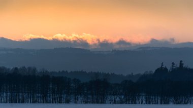 Güzel kış günbatımı dağ Vadisi.