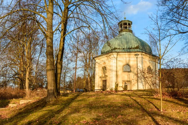 Ladek ズドルイ、公園で聖ジョージ礼拝堂. — ストック写真