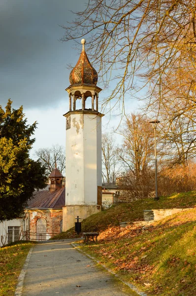 Ladek zdroj, ein Turm im Park in der Nähe der Georgskapelle. — Stockfoto