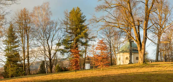 Ladek Zdroj, Chapel of St George i parken. — Stockfoto