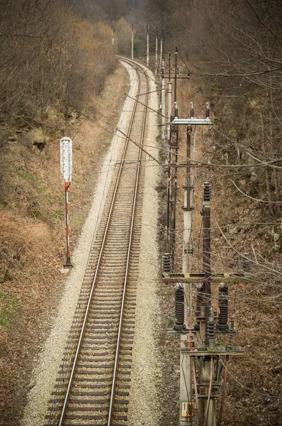 Залізничні колії з електричним тягачем для поїздів . — стокове фото