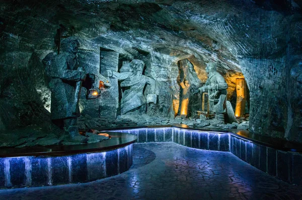 Mina de sal Wieliczka, escultura en sal - dos mineros en el pasillo . — Foto de Stock