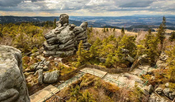 Rochas no Parque Paisagístico Wielki Szczeliniec, uma paisagem natural com uma trilha natural . — Fotografia de Stock
