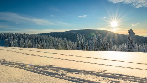 Polaco Paisaje invernal en las montañas, árboles nevados y carreteras . —  Fotos de Stock