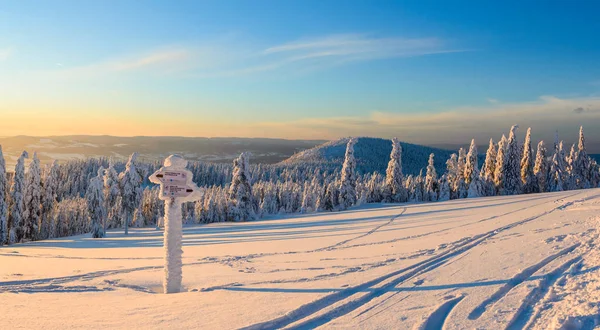Lehçe kış manzara dağlar, karlı ağaçlar ve yollar.