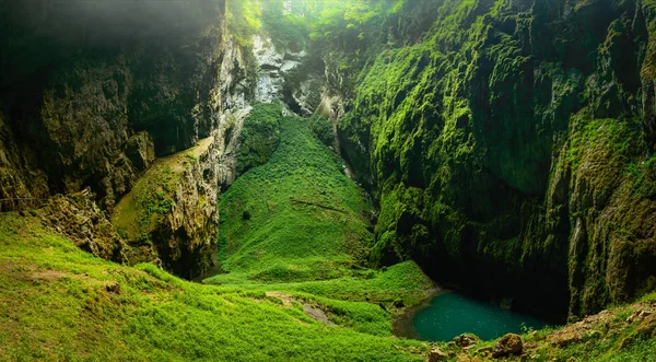 Macocha uçurum, Moravyalı Karst Mikroklima sulu yeşil ile ve küçük bir göl.
