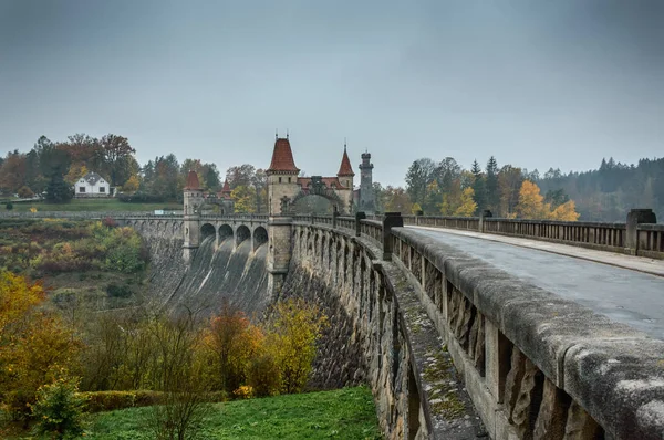A velha barragem de Les Kralove em Dvur Kralove nad Labem . — Fotografia de Stock