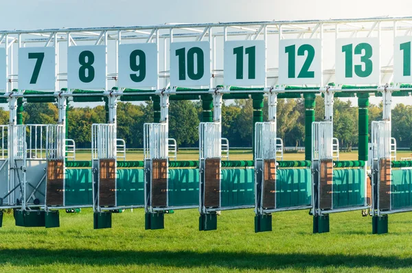 ポーランド乗馬大会、馬のためのゲートを開始. — ストック写真