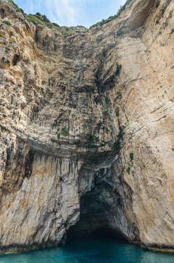 Korfu, Paxos Adası Sahili, deniz kenarında ki yüksek kayalıklar.