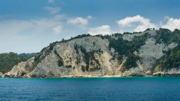 Korfu, Paxos Sahili, mavi deniz üzerinde yüksek kayalıklar. — Stok fotoğraf