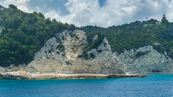 Korfu, Paxos Sahili, mavi deniz üzerinde yüksek kayalıklar. — Stok fotoğraf