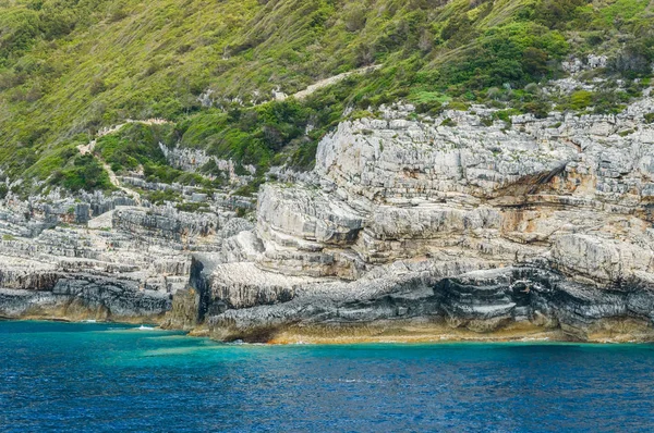Korfu, Paxos Adası Sahili, deniz kenarında ki yüksek kayalıklar. — Stok fotoğraf