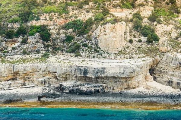 Korfu, Paxos Adası Sahili, deniz kenarında ki yüksek kayalıklar. — Stok fotoğraf