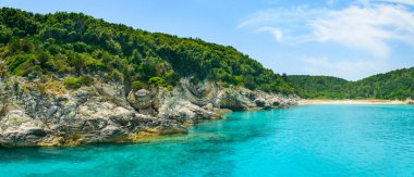 Korfu, Paxos Sahili, mavi deniz üzerinde yüksek kayalıklar.