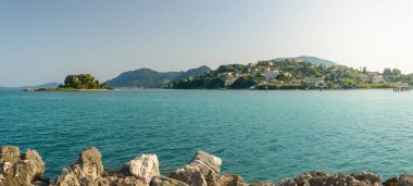 Korfu, Pontikonisi adasında Pantokrator kilisede sahilden Kerkyra görünümü.